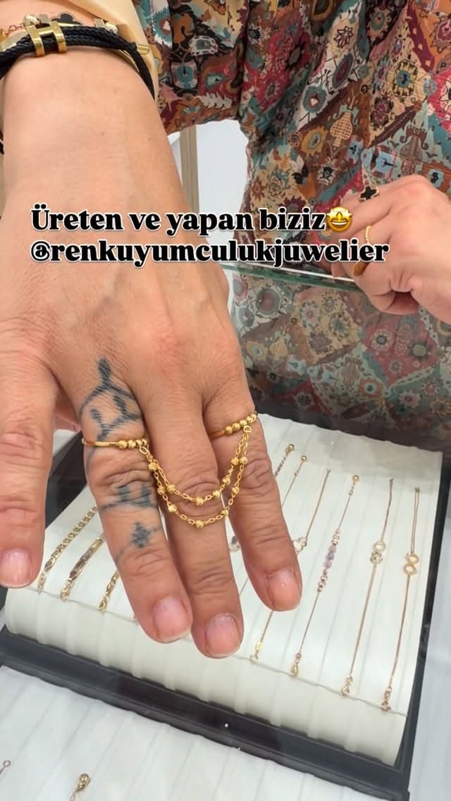 Hände mit Ringen aus der Werkstatt von Ren Juwelier